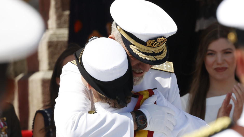 El Rey abraza a la Princesa tras imponerle la Gran Cruz del Mérito Naval