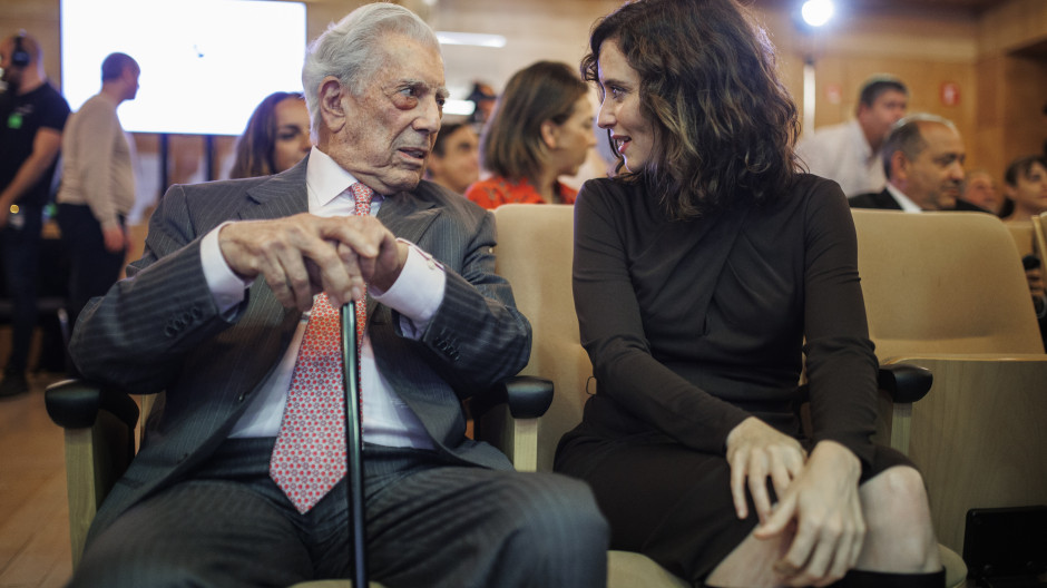 El escritor Mario Vargas Llosa y la presidenta de la Comunidad de Madrid, Isabel Díaz Ayuso, en una imagen de archivo