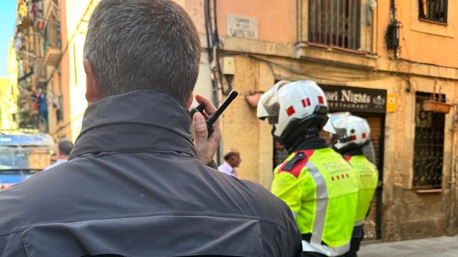 Agentes de los Mossos, este jueves, durante la redada