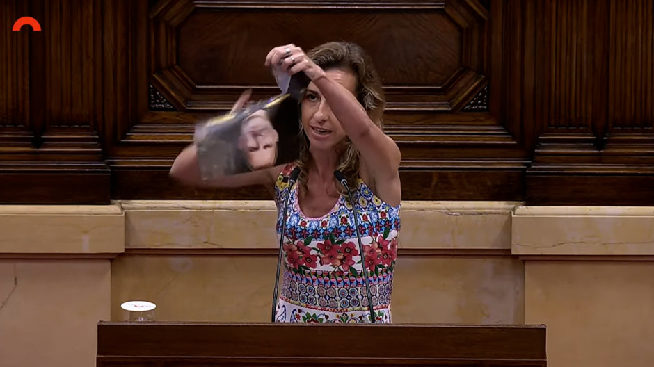 Una diputada de la CUP rompe una foto del Rey en el parlamento de Cataluña