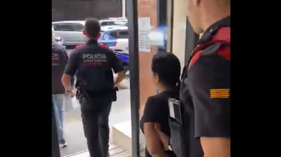 Los Mossos se llevan detenida a una de las cuidadoras