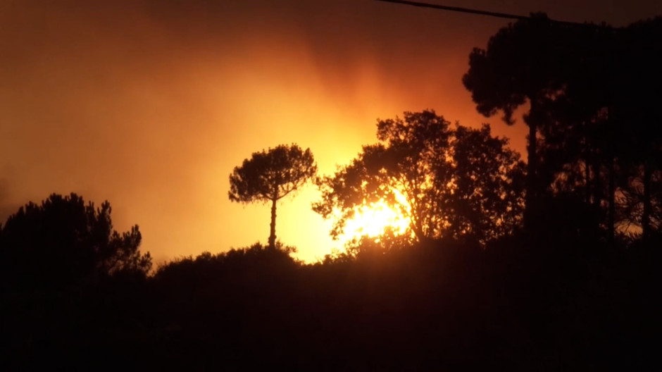El incendio de Ávila encara la noche con una leve mejoría en la lucha para estabilizarlo
