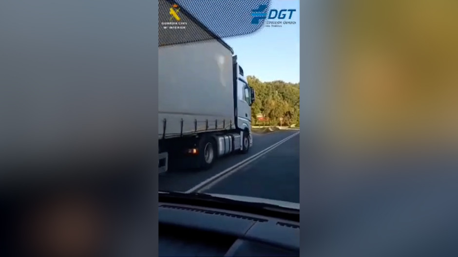 Camión en una carretera de Orense