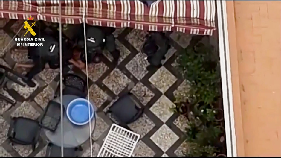 La persecución de película para detener a un hombre que amenazó a su expareja con una pistola