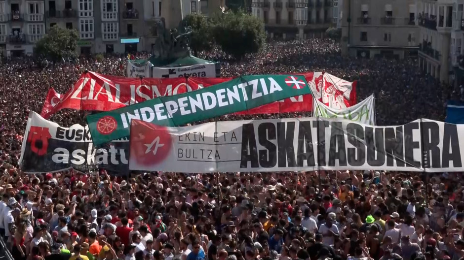 Pancartas pro palestinas en la Plaza de la Virgen Blanca, en Vitoria