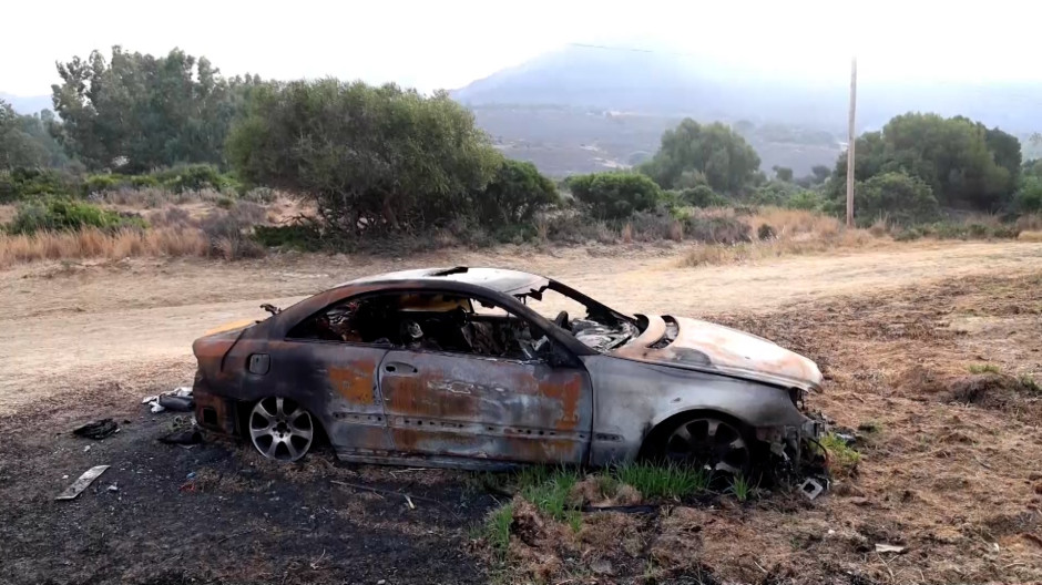 Coche calcinado por el incendio declarado en Tarifa