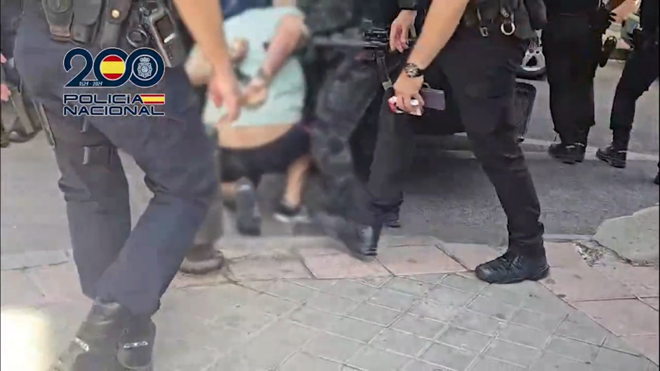 Una disputa familiar ha concluido con dos atrincherados con rehenes y tres heridos a cuchilladas