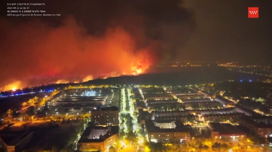 Bomberos y agentes forestales han trabajado en Tres Cantos a lo largo de la noche con 26 bombas