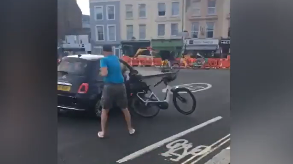 Un hombre lanza su bicicleta contra un coche que no respetaba las señalizaciones de tráfico en Londres