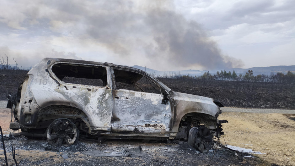 Coche calcinado en Santirso, por el incendio declarado en el concello de Maceda, en Ourense