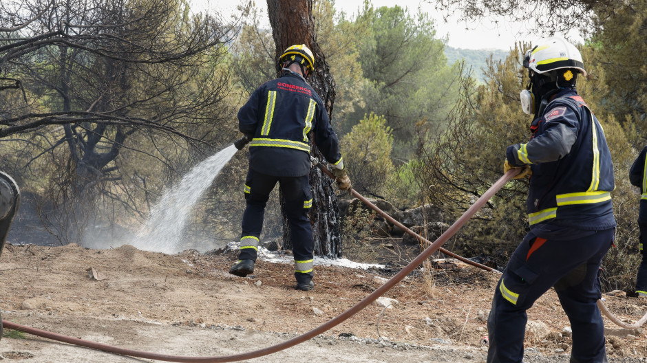 14 dotaciones de bomberos y cuatro helicópteros trabajan para controlar un incendio en Torrelodones