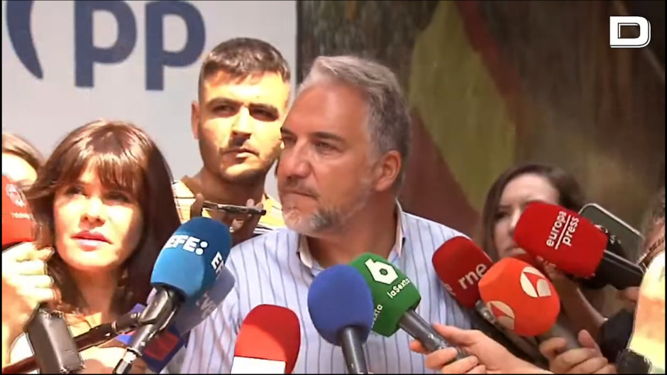 Una reportera del programa de Cintora en TVE pierde los papeles con Bendodo  en la sede del PP