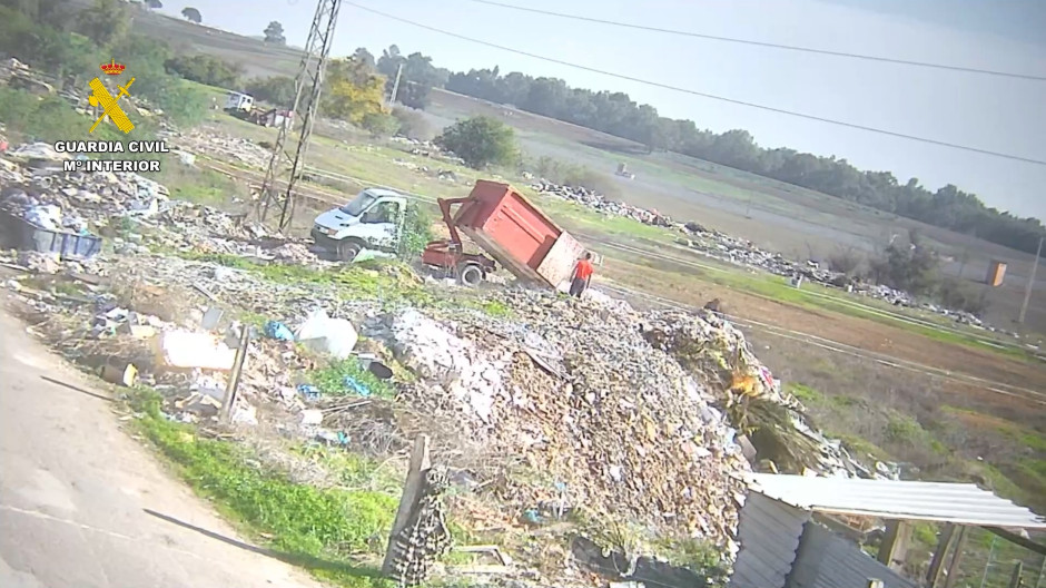 Investigan a siete personas por quemar residuos en zonas urbanas de Sevilla y Alcalá de Guadaíra