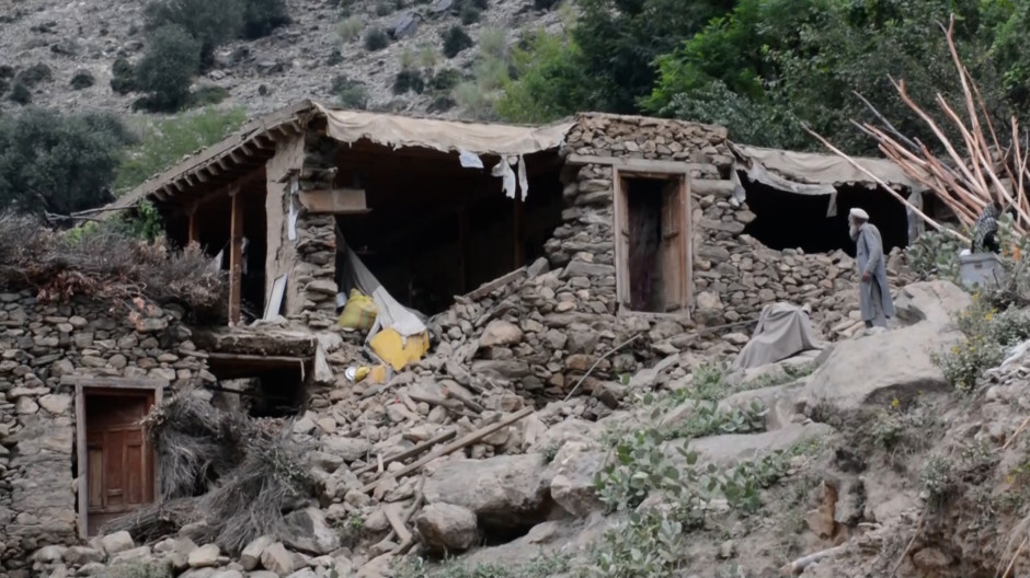 El Servicio Geológico de Estados Unidos (USGS) situó el epicentro del sismo principal, de magnitud 6,0, a 27 kilómetros al este de la provincia de Nangarhar y a una profundidad de ocho kilómetros, lo que suele amplificar el poder de destrucción