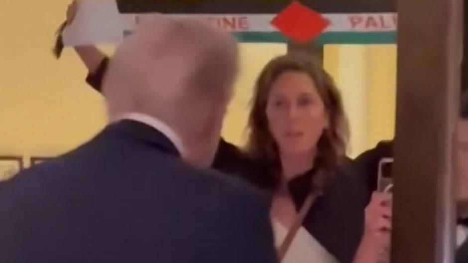 Manifestante propalestina cara a cara con Donald Trump