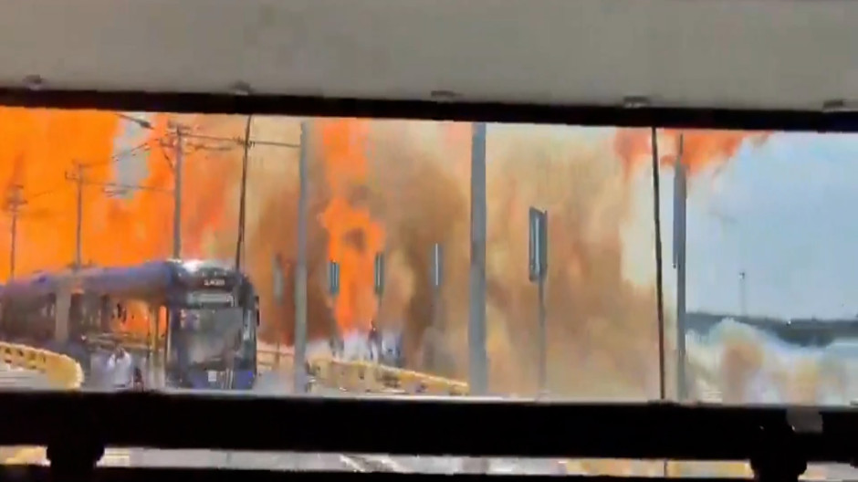 Momento de la explosión del camión cisterna de gas en Ciudad de México