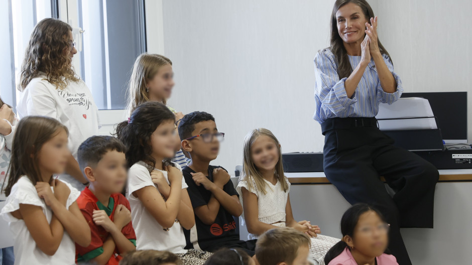 La Reina Letizia, junto a unos escolares de La Rioja