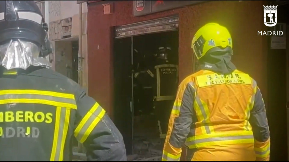 Bomberos a las puertas del bar que ha explotado en Vallecas