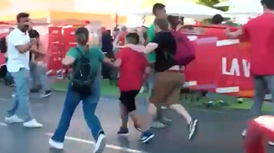 Niño huyendo con sus padres de los manifestantes