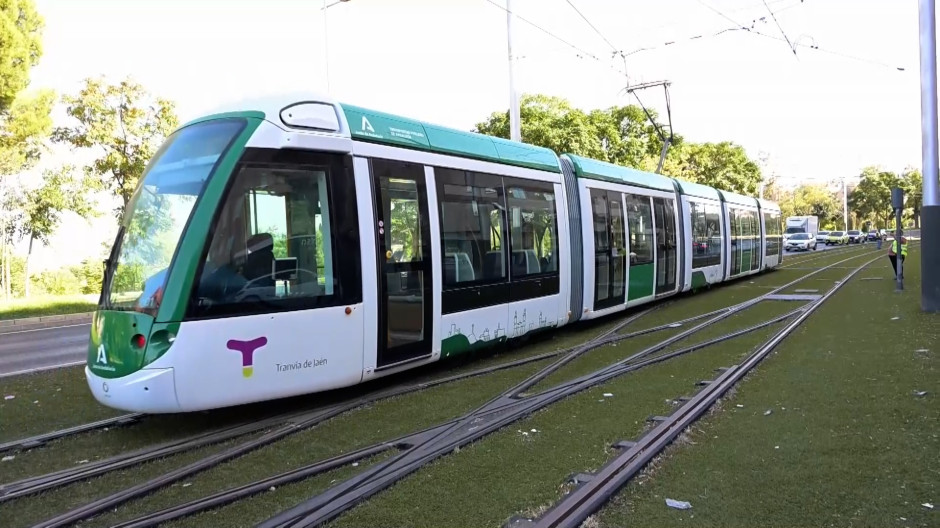 Tranvía recorriendo las calles de Jaén