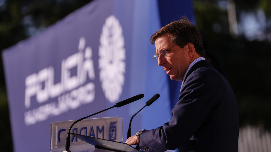 El alcalde de Madrid, José Luis Martínez-Almeida, la entrega de diplomas a la Policía Municipal