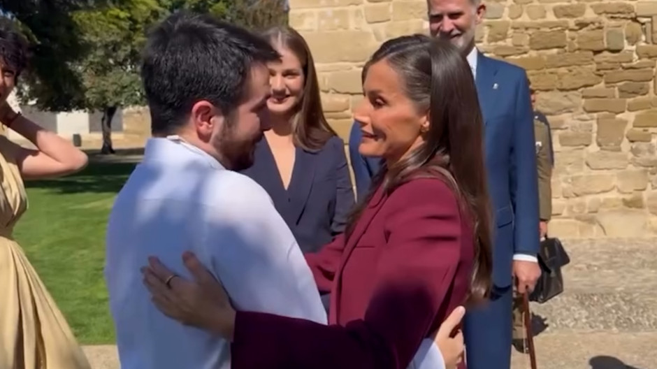 Javier Erro abrazado a la Reina Letizia
