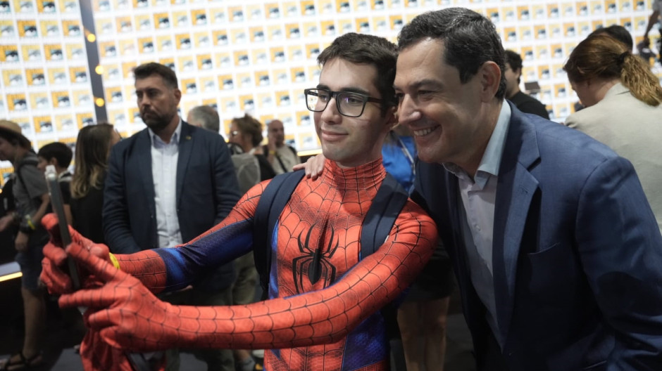 El presidente de la Junta de Andalucía, Juanma Moreno, se fotografía con un asistente a la Comic-Con