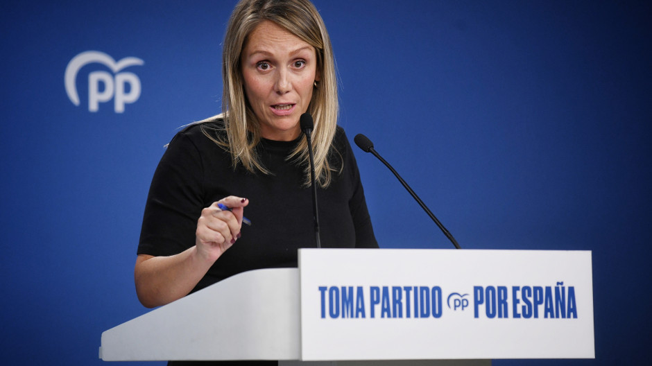 Alma Ezcurra ofrece una rueda de prensa desde la sede del PP, en directo