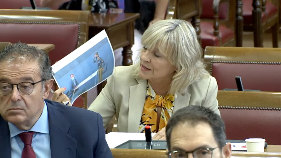 La senadora Mari Mar Caballero mostrando una imagen de Chivite cuadrándose ante Santos Cerdán