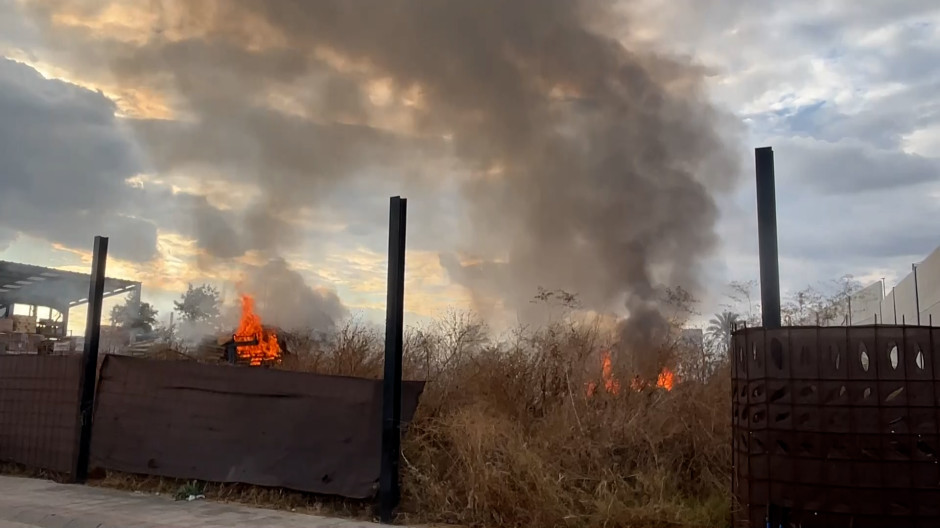 Arde una nave de materiales de construcción en Palomares del Río, en Sevilla