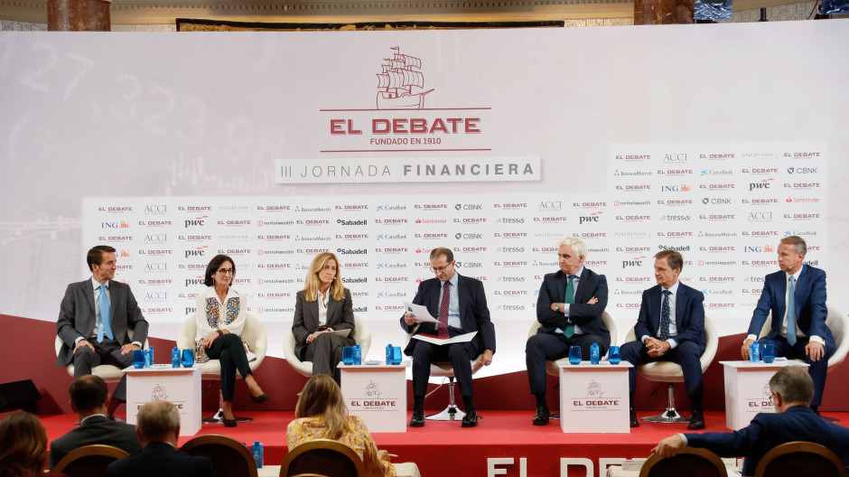 Jaime Hoyos, director general de Urquijo Gestión de Banco Sabadell, Sonsoles Santamaría, directora general de Negocio de Tressis, Cristina Mora-Gil Caballero, managing director high net worth de Banco Santander, Jordi Benítez, moderador y redactor de econ