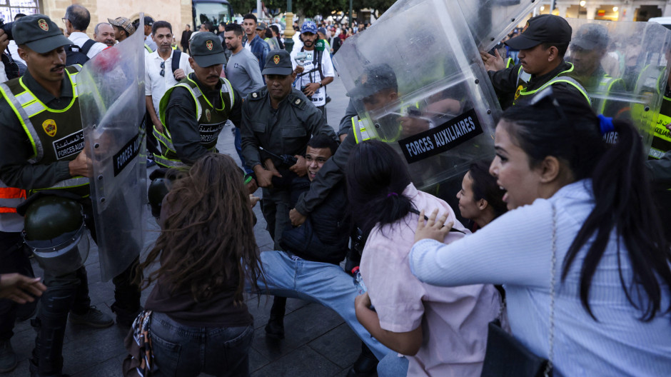 Miembros de las fuerzas de seguridad detienen a un manifestante mientras otros se pelean durante una manifestación liderada por jóvenes en Rabat