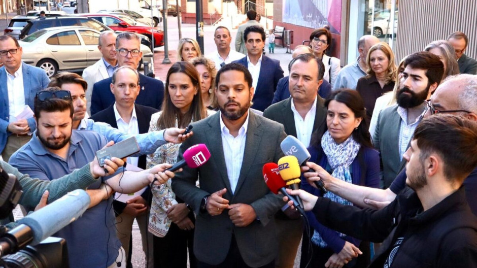 Ignacio Garriga, junto a otros representantes de Vox