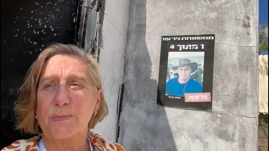 Carmen de Carlos a las puertas de uno de los kibutzs atacados por Hamás