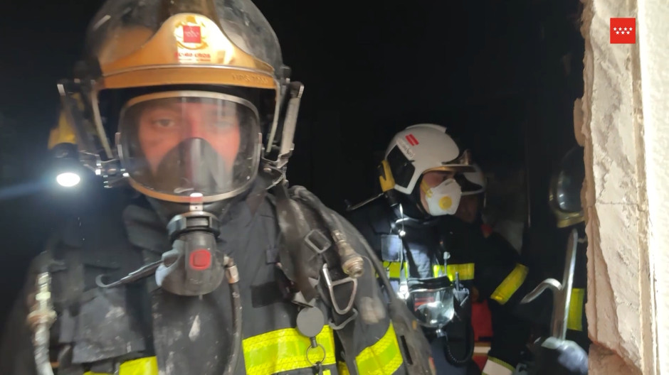 Bomberos en un edificio en Rivas