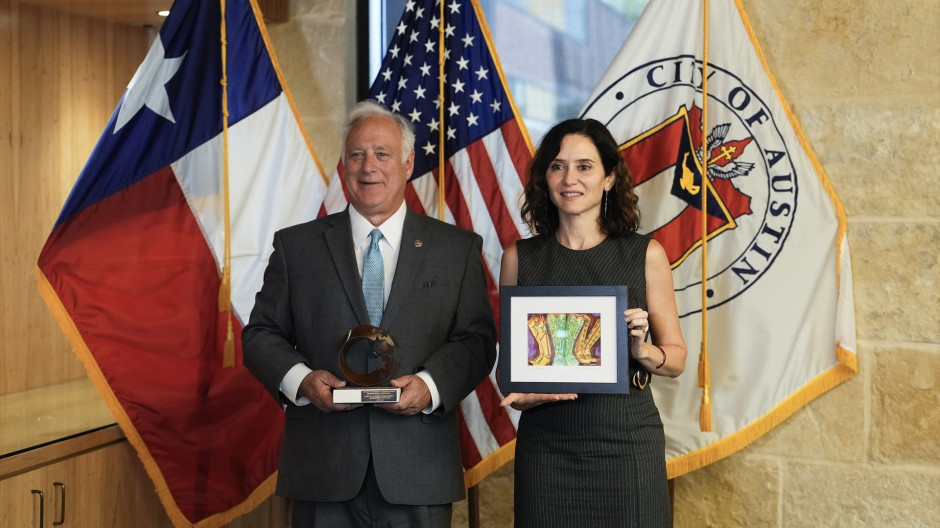 Isabel Díaz Ayuso, junto al alcalde de la ciudad estadounidense de Austin, Kirk Watson