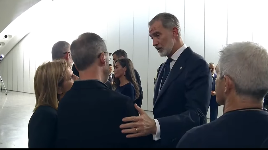 El Rey Felipe durante el saludo a las víctimas de la dana