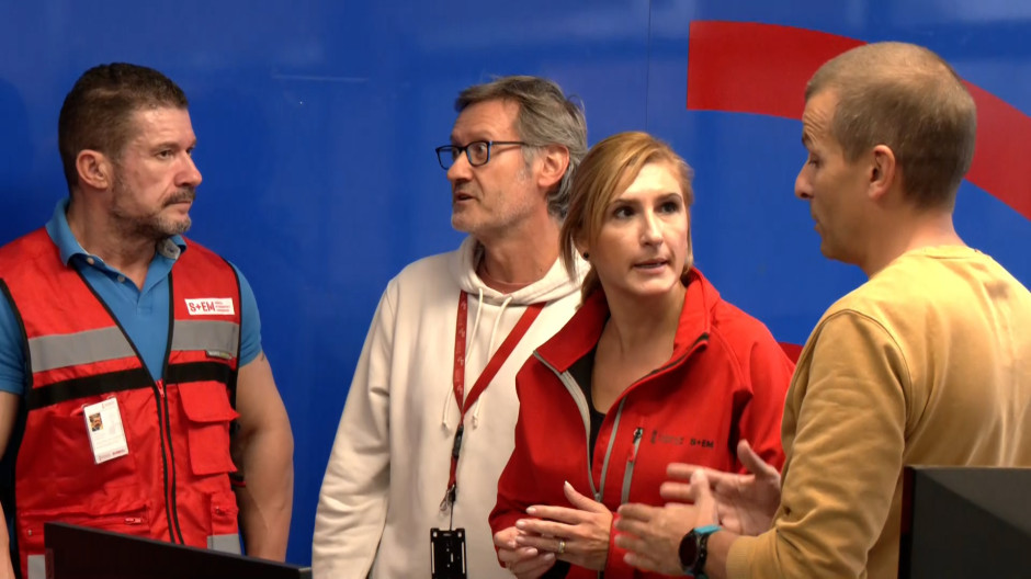 Imagen de Salomé Pradas junto a técnicos el día de la dana