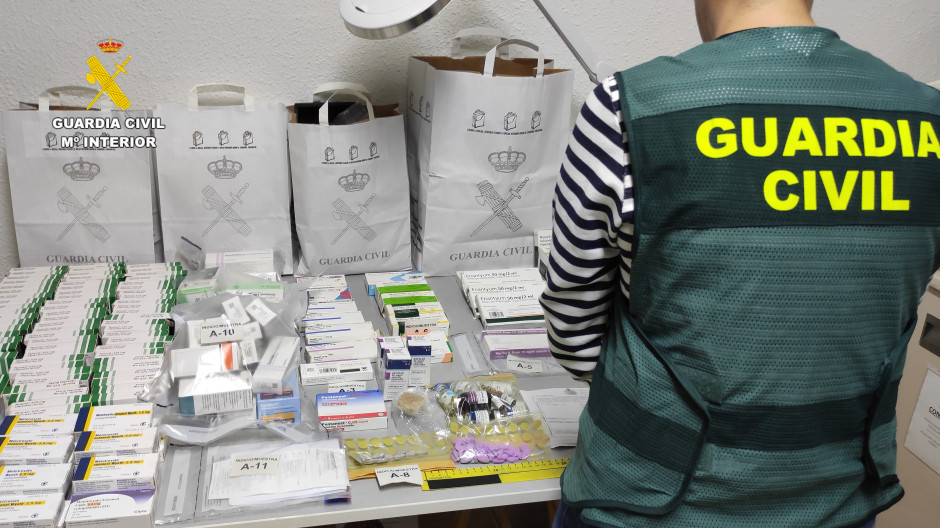 La Guardia Civil, en la operación «Grecofar», ha detenido a 22 personas pertenecientes a una organización dedicada a la venta ilegal de medicamentos por Internet