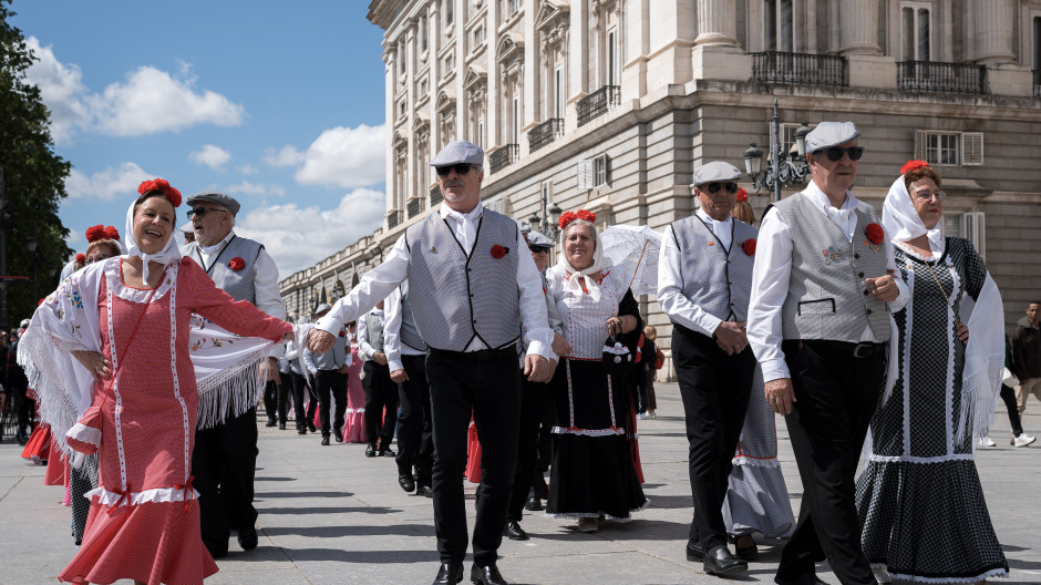 Varias personas durante el pasacalles castizo ‘Bailando por Madrid’ por las Fiestas de San Isidro