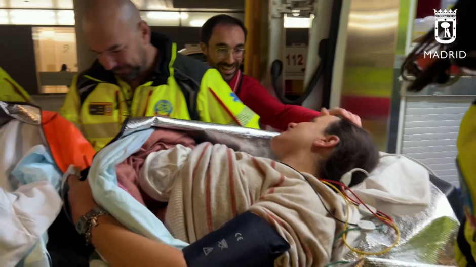 Una mujer después de dar luz en un portal de Madrid