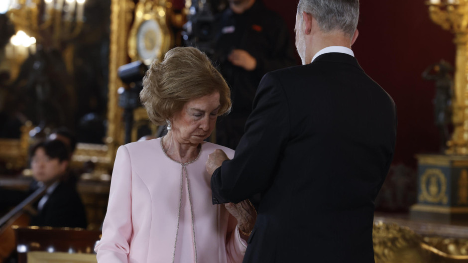 Don Felipe impone el Toisón de Oro a su madre, la Reina Doña Sofía