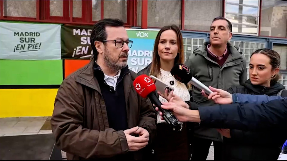 El portavoz de Vox, José Antonio Fúster, atiende a los medios