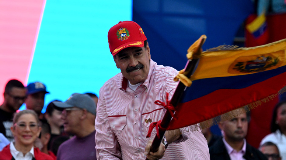 El presidente de Venezuela, Nicolás Maduro, ondea una bandera nacional durante un mitin en Caracas