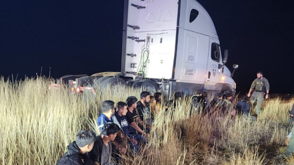23 inmigrantes ocultos en un camión en EE.UU.