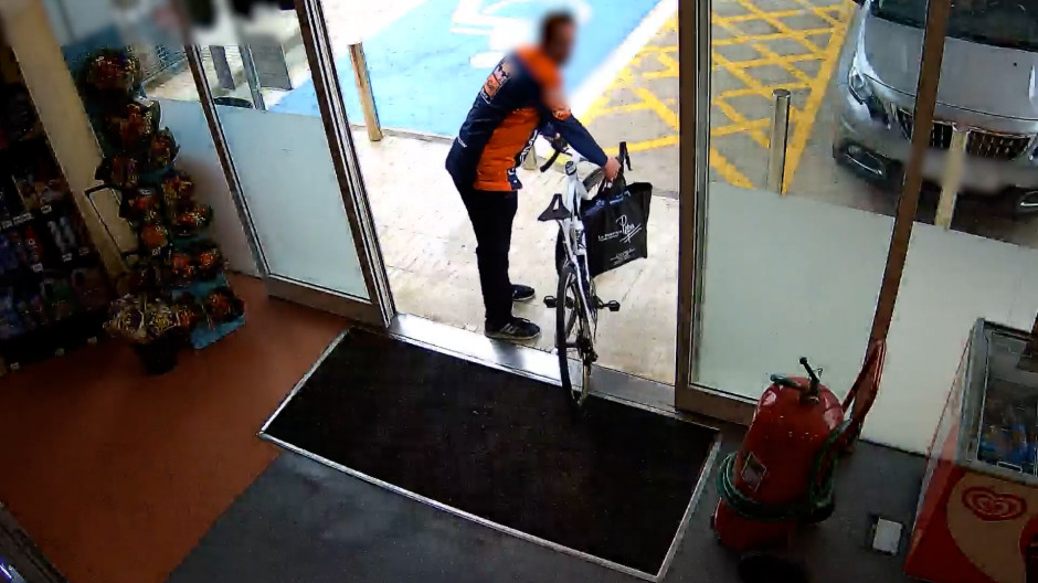 El ladrón, captado por la cámara de una gasolinera