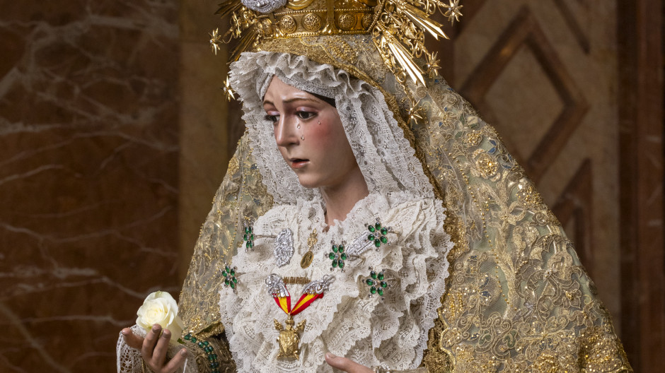 La Macarena regresa al altar casi cuatro meses después de la restauración