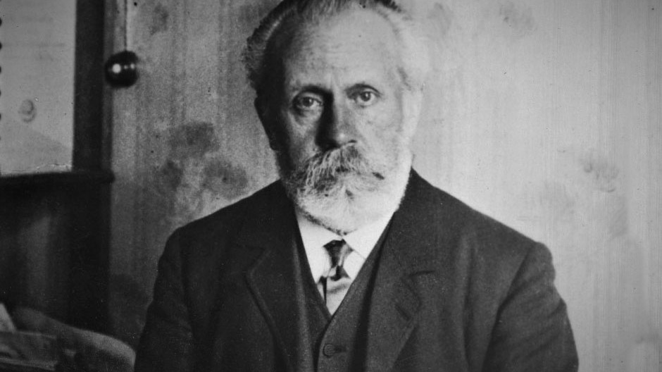 Ofrenda floral en homenaje al fundador del PSOE y de la UGT, Pablo Iglesias Posse