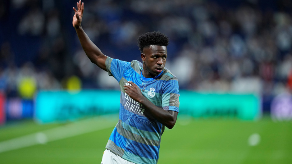 Vinicius Jr saludando a la grada del Bernabéu en el calentamiento