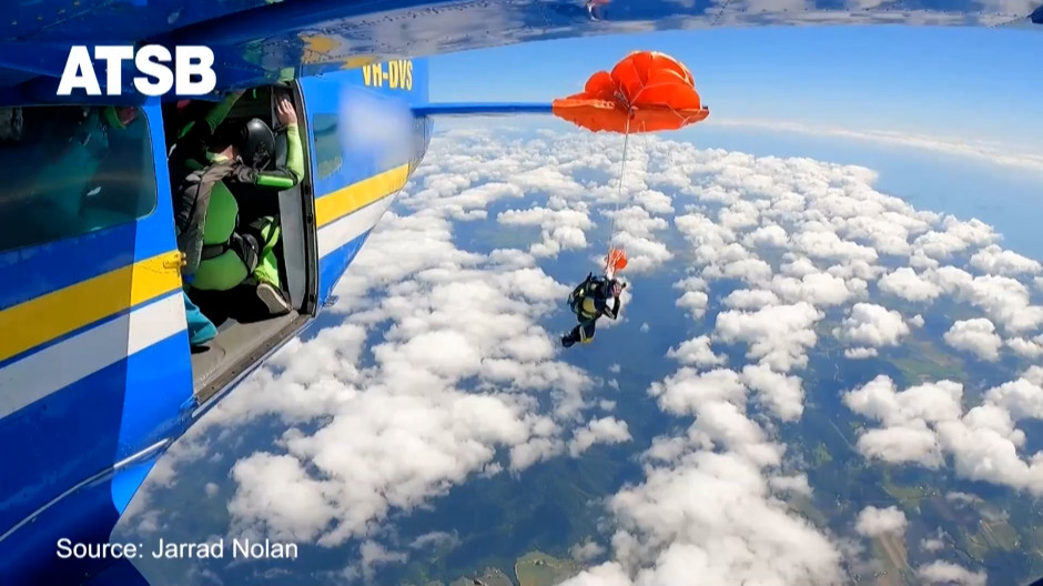 El angustioso momento de un paracaidista al quedarse enganchado en la cola de un avión